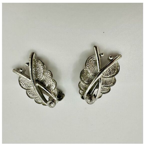 Sarah Coventry vintage silver tone clip on earrings - Picture 2 of 9
